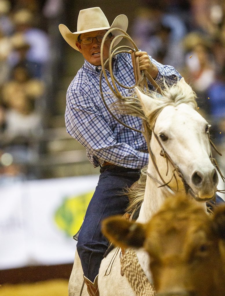 Tripp Townsend ropes on Sixes Sixgun