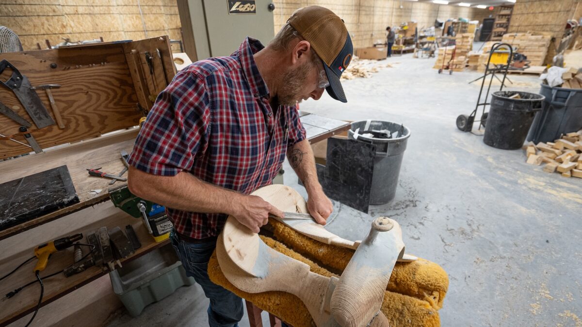 Building of the saddle seat